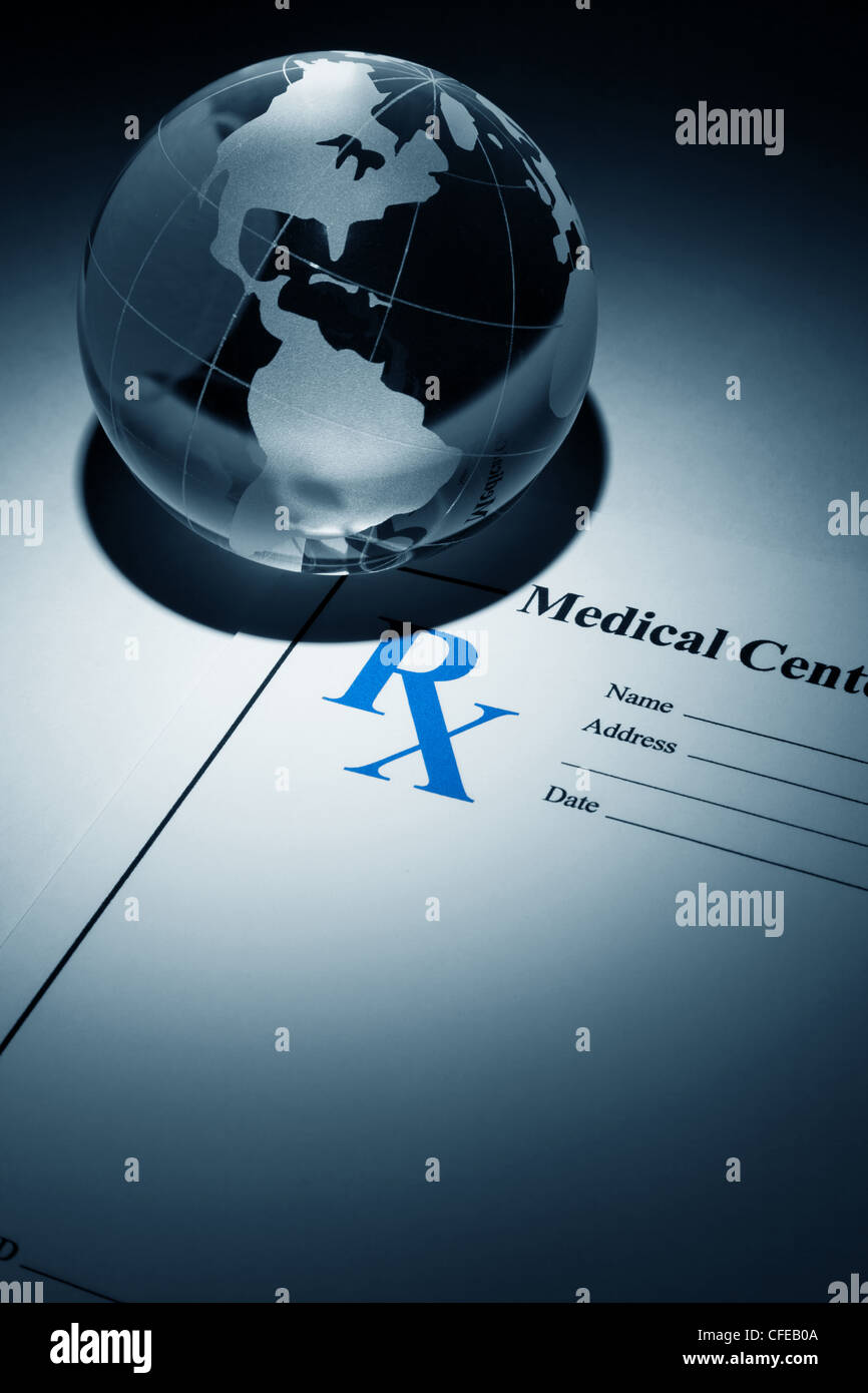 Globo e prescrizione, un concetto per la sanità e la medicina Foto Stock