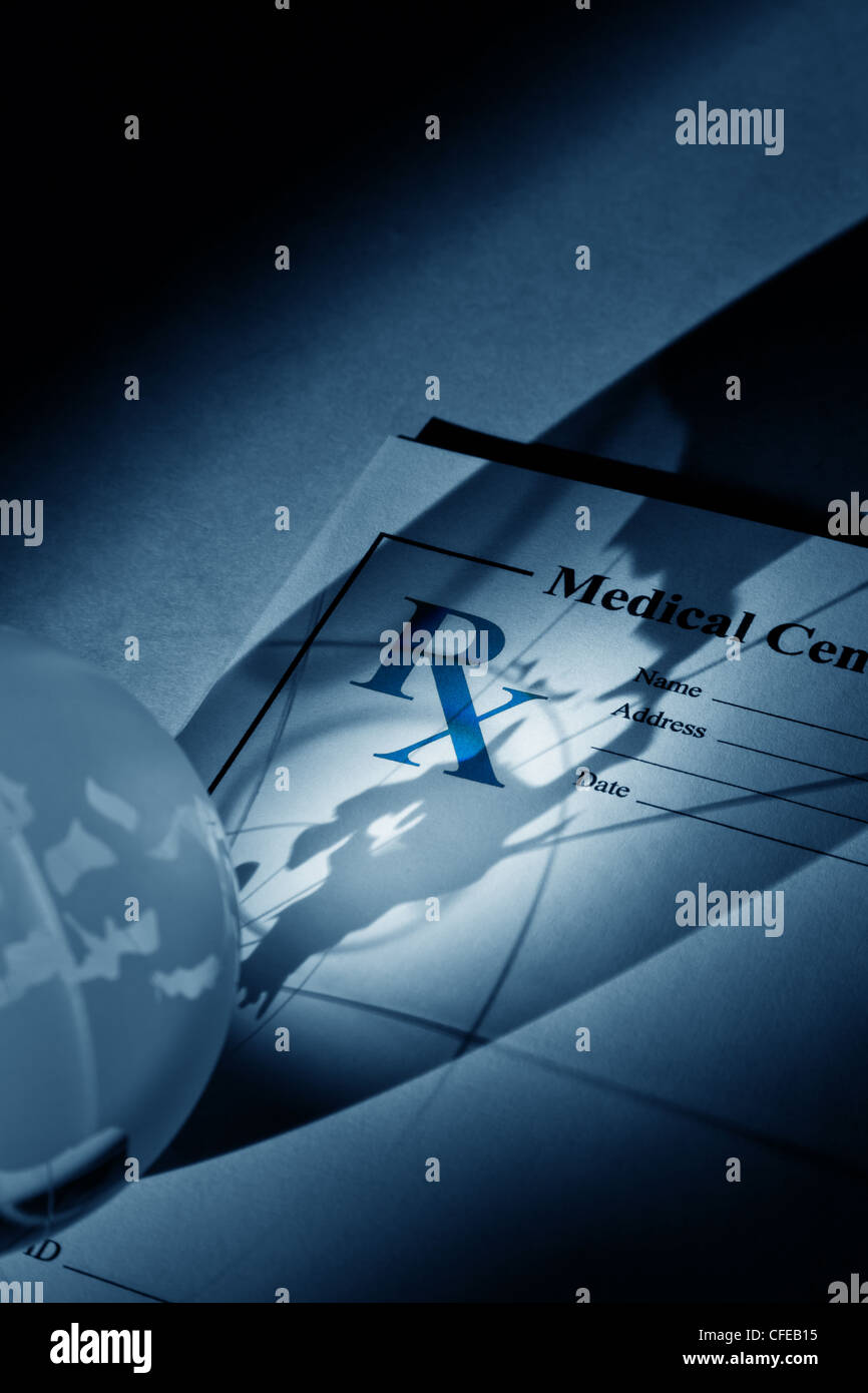 Globo e prescrizione, un concetto per la sanità e la medicina Foto Stock