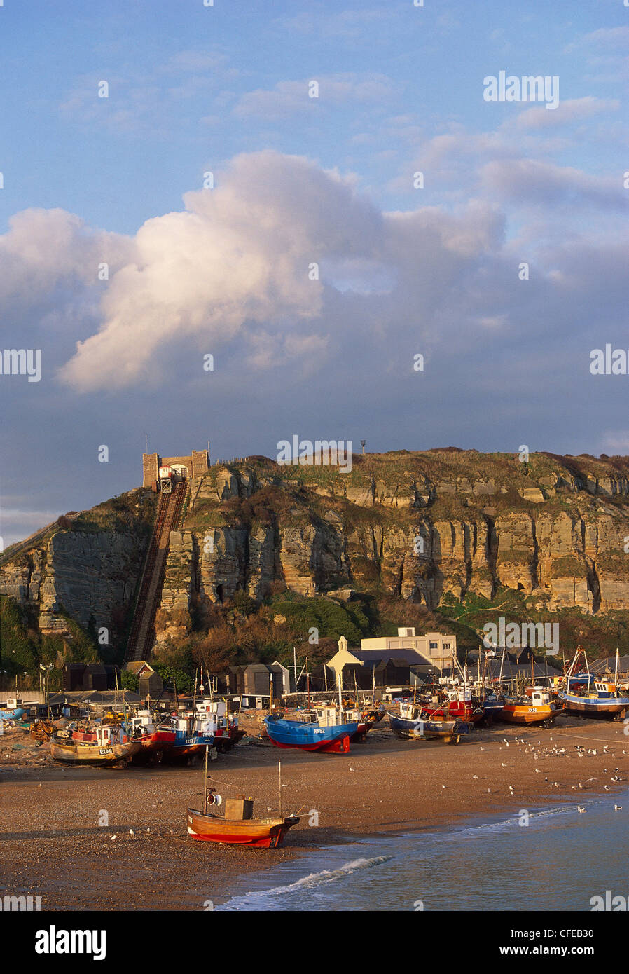 Vista della flotta di pesca allo Stade Beach e East Hill. Hastings. Regno Unito Foto Stock