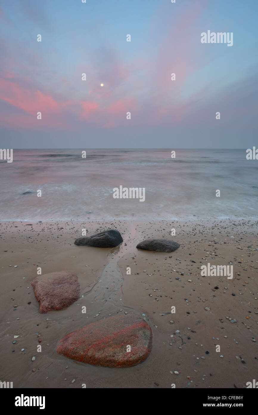 Inizio della giornata con una luna nel cielo. Kabli, Estonia, Europa Foto Stock