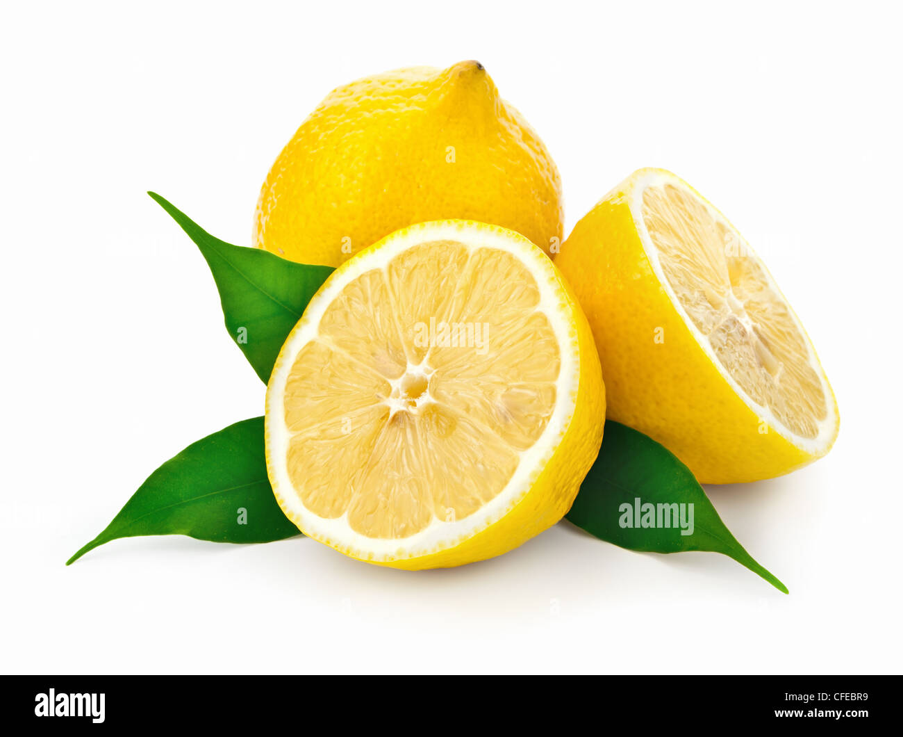 Freschi limoni succosa con foglie verdi su sfondo bianco Foto Stock