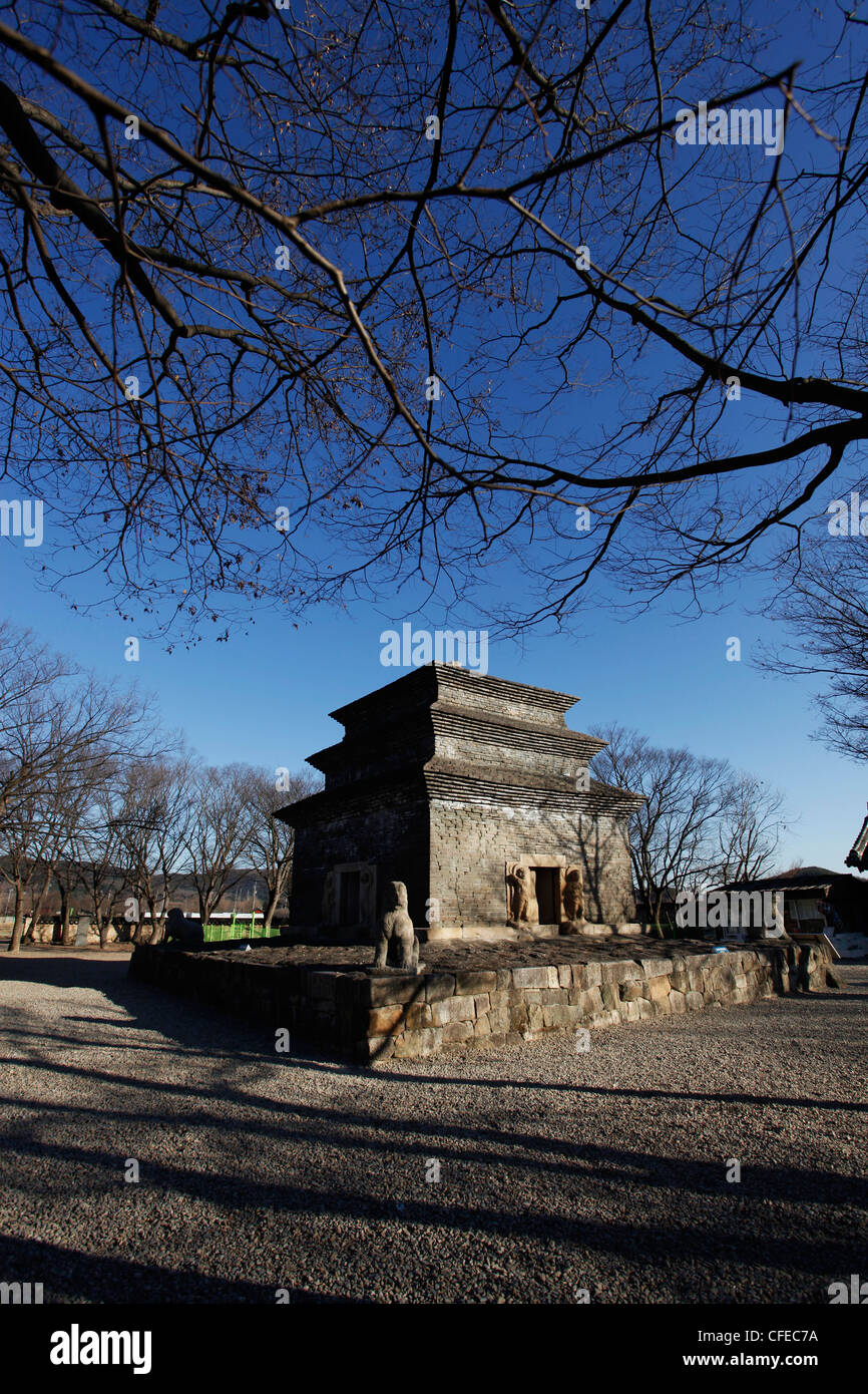 Bunhwangsa a tre piani di pietra pagoda tempio di Gyeongju, Corea del Sud Foto Stock
