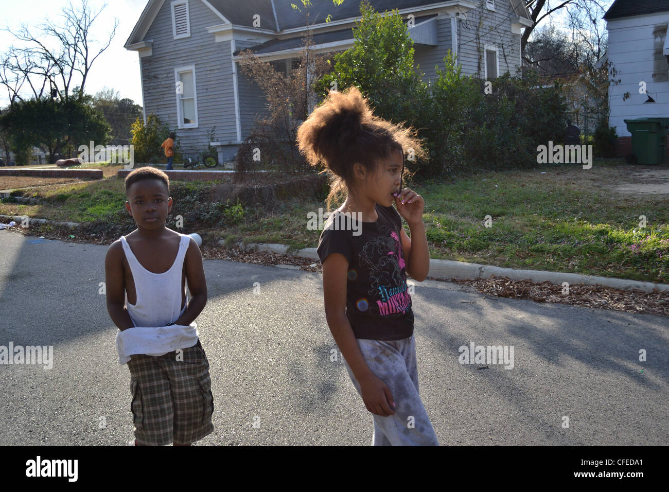 Poveri, AFRICAN-AMERICAN giocare i bambini in strada del quartiere povero in Montgomery, Alabama, Stati Uniti d'America. Foto Stock