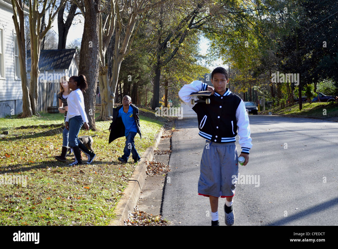 Montgomery, Alabama giovani a casa a piedi dalla scuola. Foto Stock