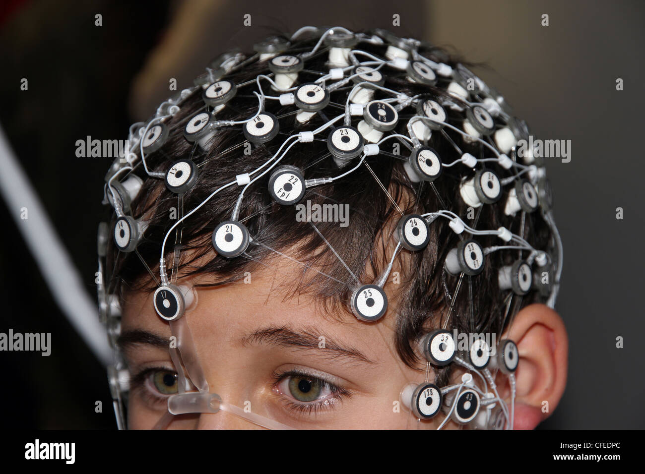 L'onda cerebrale scansione del ragazzo nel laboratorio di Cambridge University Foto Stock