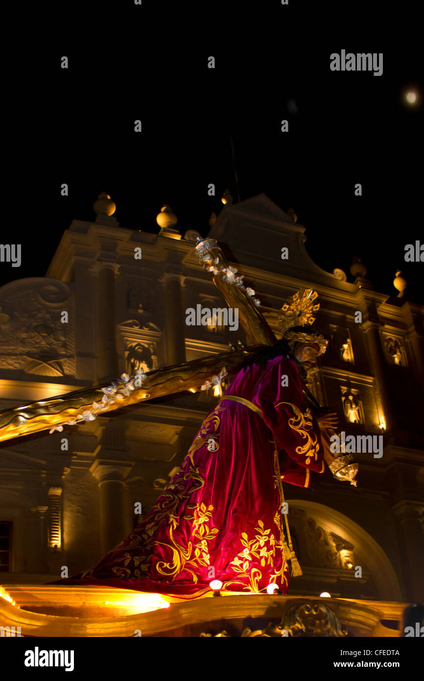 Gesù processione nella parte anteriore della Catedral Antigua Guatemala Foto Stock