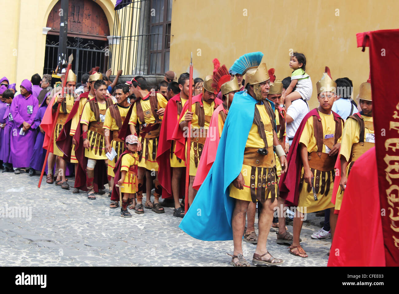 Legionari e Cucuruchos in processione di Antigua Guatemala Foto Stock