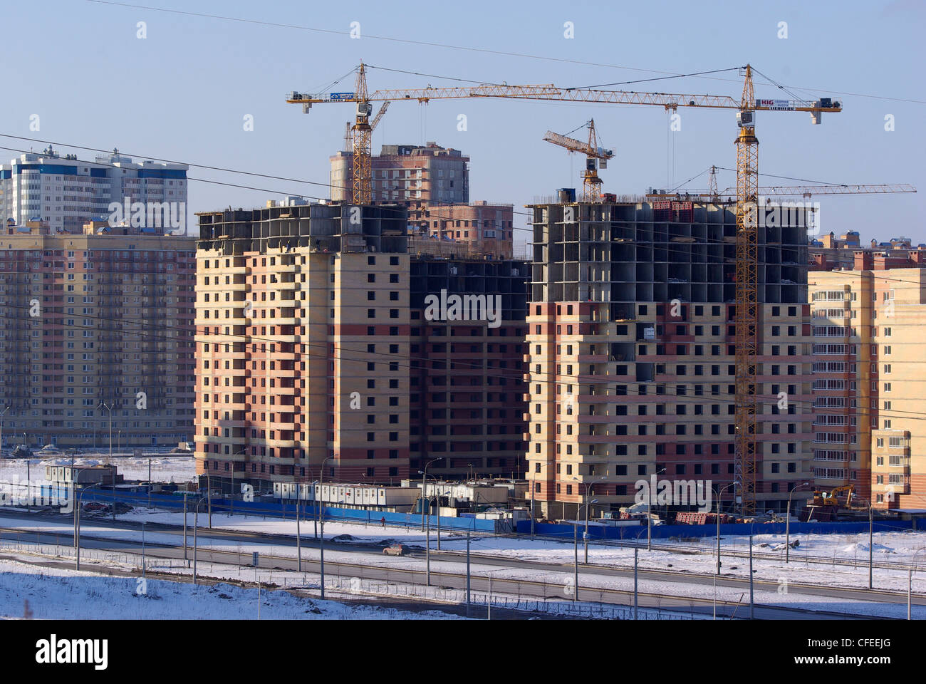 La Russia. San Pietroburgo. Nuova costruzione di una casa. Gru da cantiere/ Foto Stock