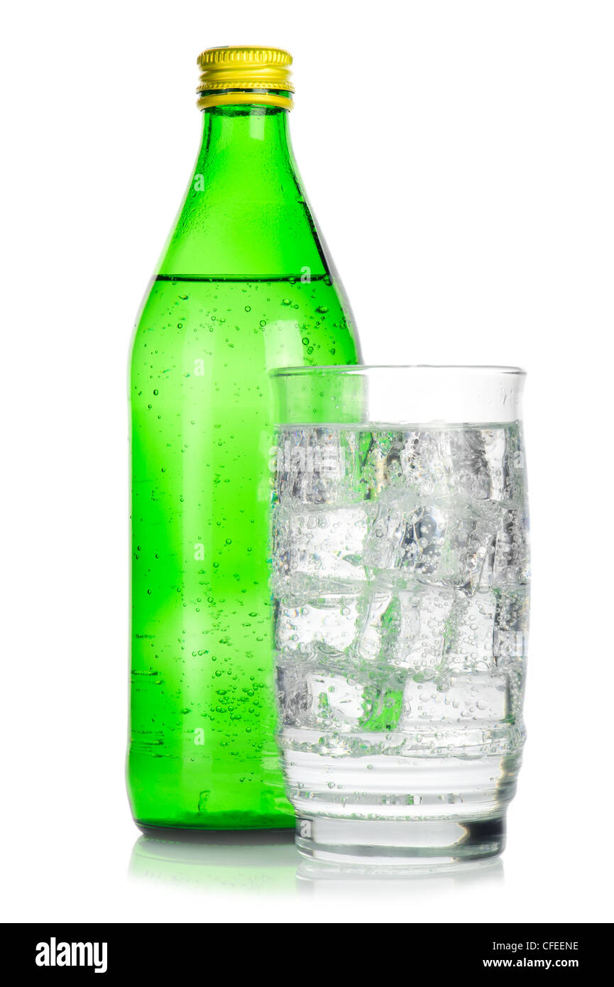 Bottiglia in vetro verde e vetro di acqua minerale con cubetti di ghiaccio su sfondo bianco Foto Stock