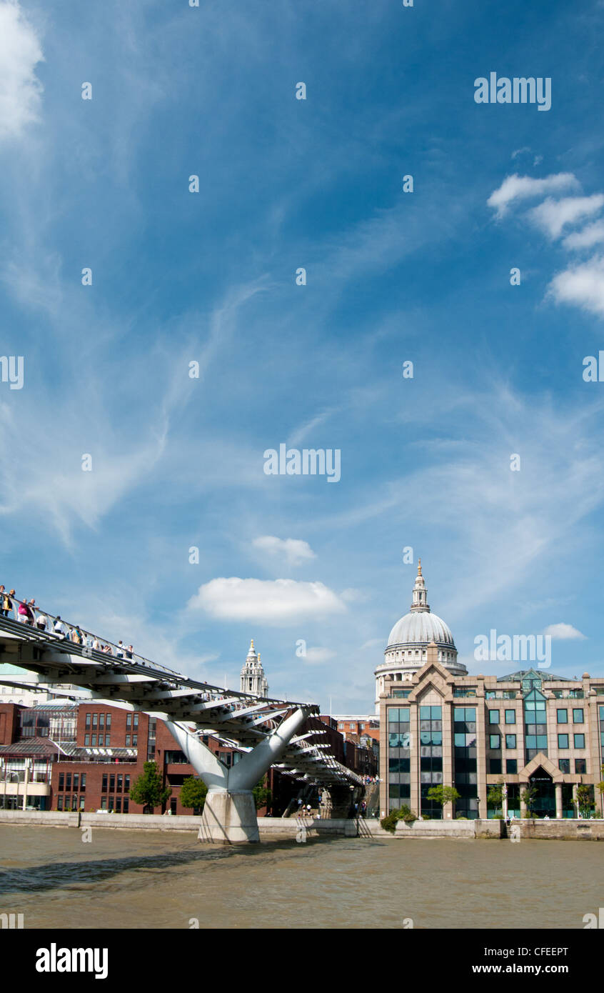 Londra la cattedrale di St Paul e il Millennium Bridge. Foto Stock