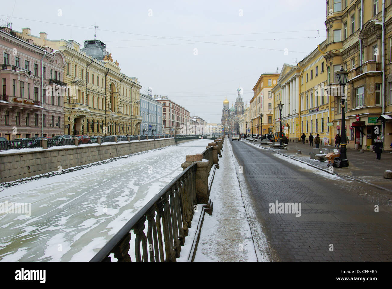 La Russia. San Pietroburgo. Argine canale Griboedov. Vista la Chiesa del Salvatore sul Sangue versato. Foto Stock