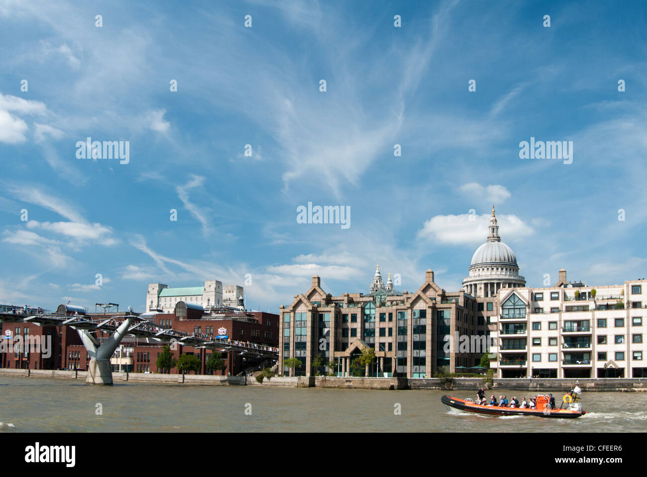 Londra la cattedrale di St Paul e il Millennium Bridge. Foto Stock