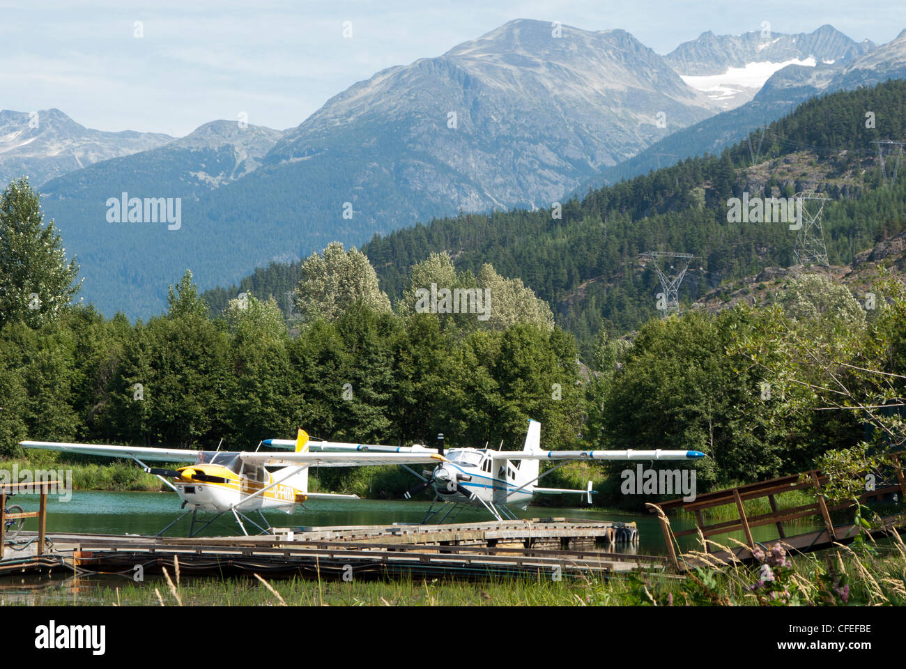 Piani di galleggiante sull'acqua in Whistler, British Columbia, Canada con le montagne sullo sfondo Foto Stock