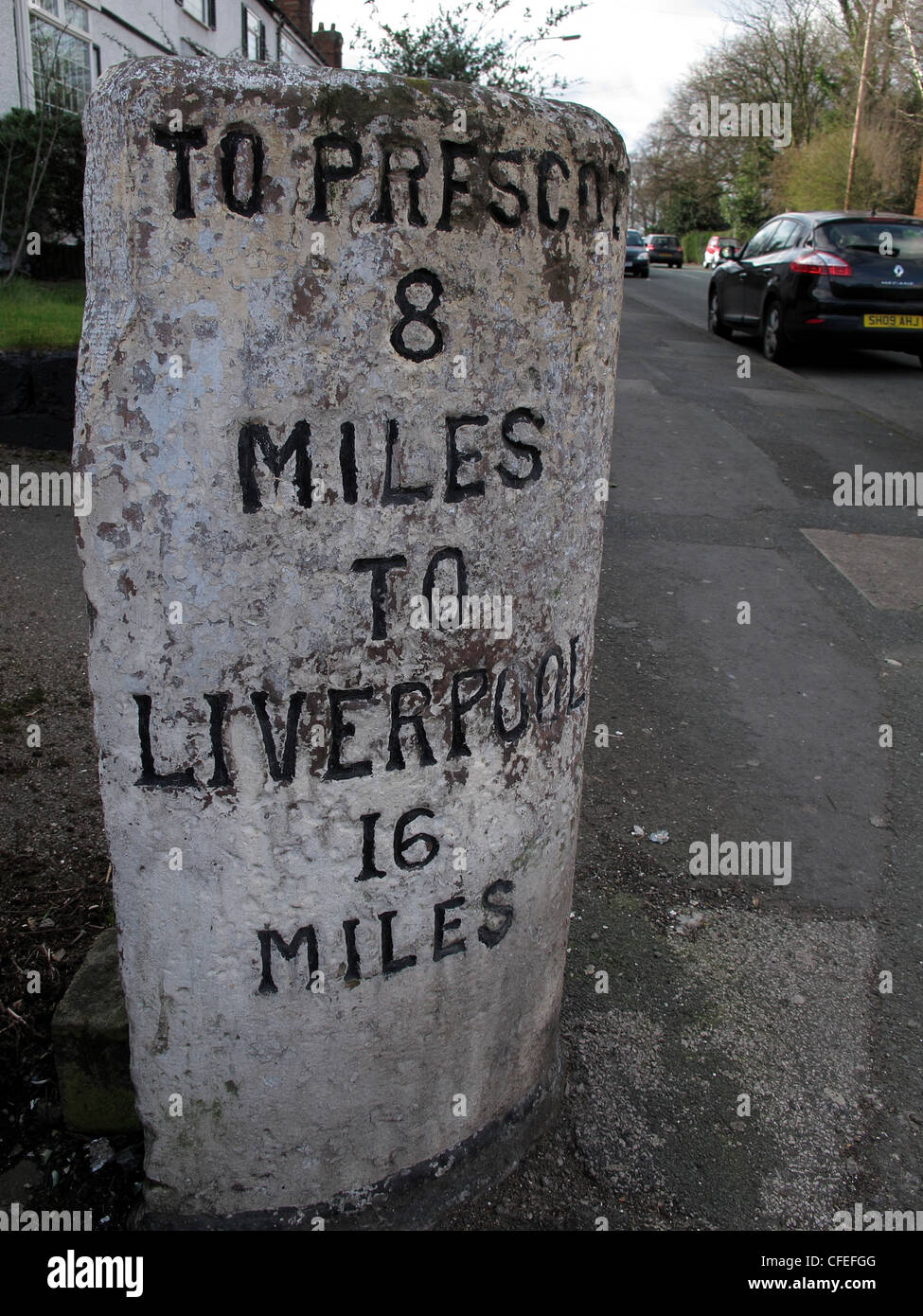 Milepost a Prescot 8 miglia, Liverpool 16 miglia su un57 a Liverpool Road, Penketh, Cheshire, Inghilterra, Regno Unito Foto Stock