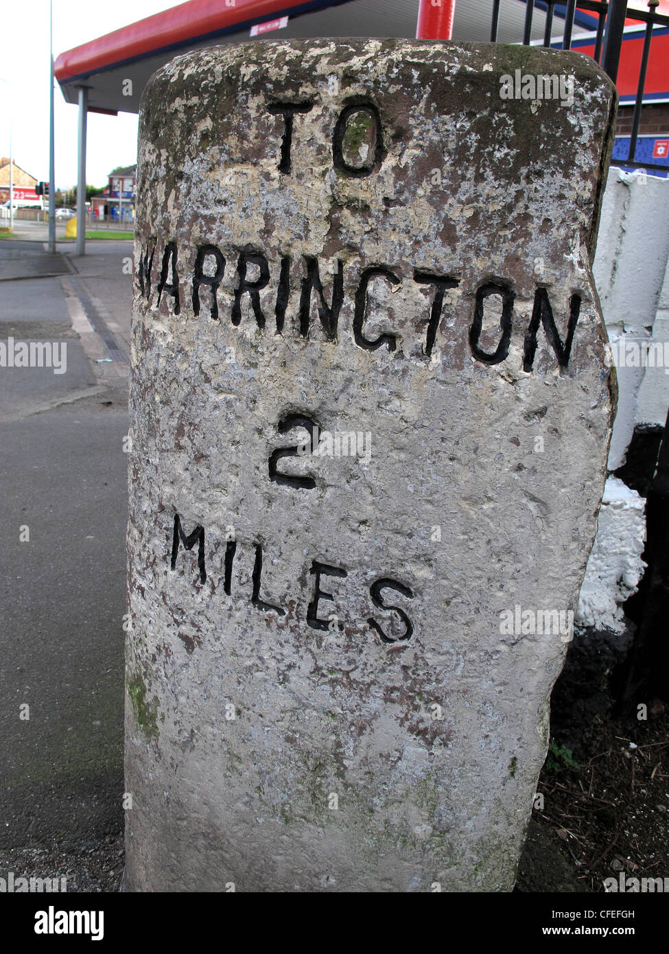 Milepost a Warrington 2 miglia, su un57 a Liverpool Road, Penketh, Cheshire, Inghilterra, Regno Unito Foto Stock