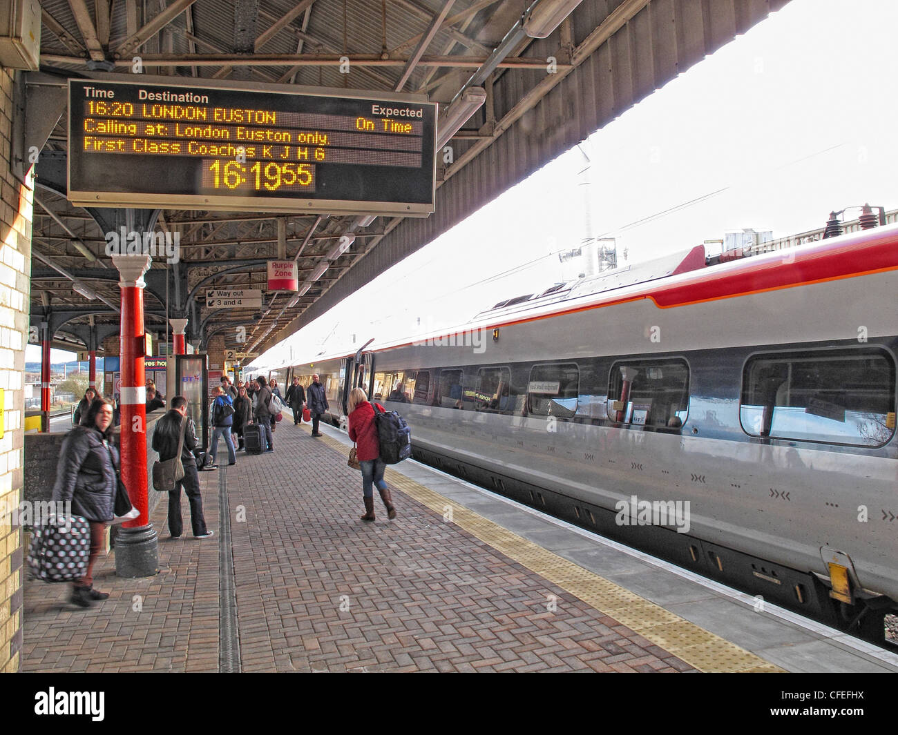 Vergine Voyager treno intercity arriva a Warrington Bank Quay stazione ferroviaria, legato per Euston. Guardando verso sud Foto Stock