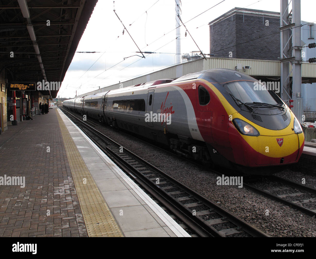 Vergine Voyager treno intercity arriva a Warrington Bank Quay stazione ferroviaria. Guardando verso sud. Foto Stock