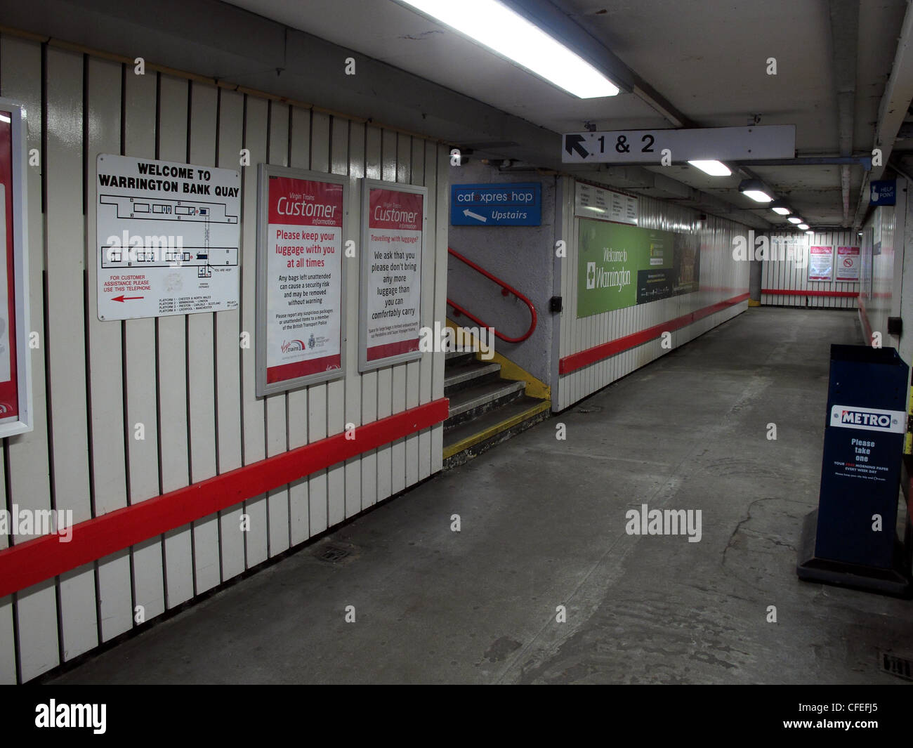 Banca interna banchina della stazione ferroviaria di Warrington, Nord Ovest Inghilterra, Cheshire, Inghilterra, Regno Unito Foto Stock