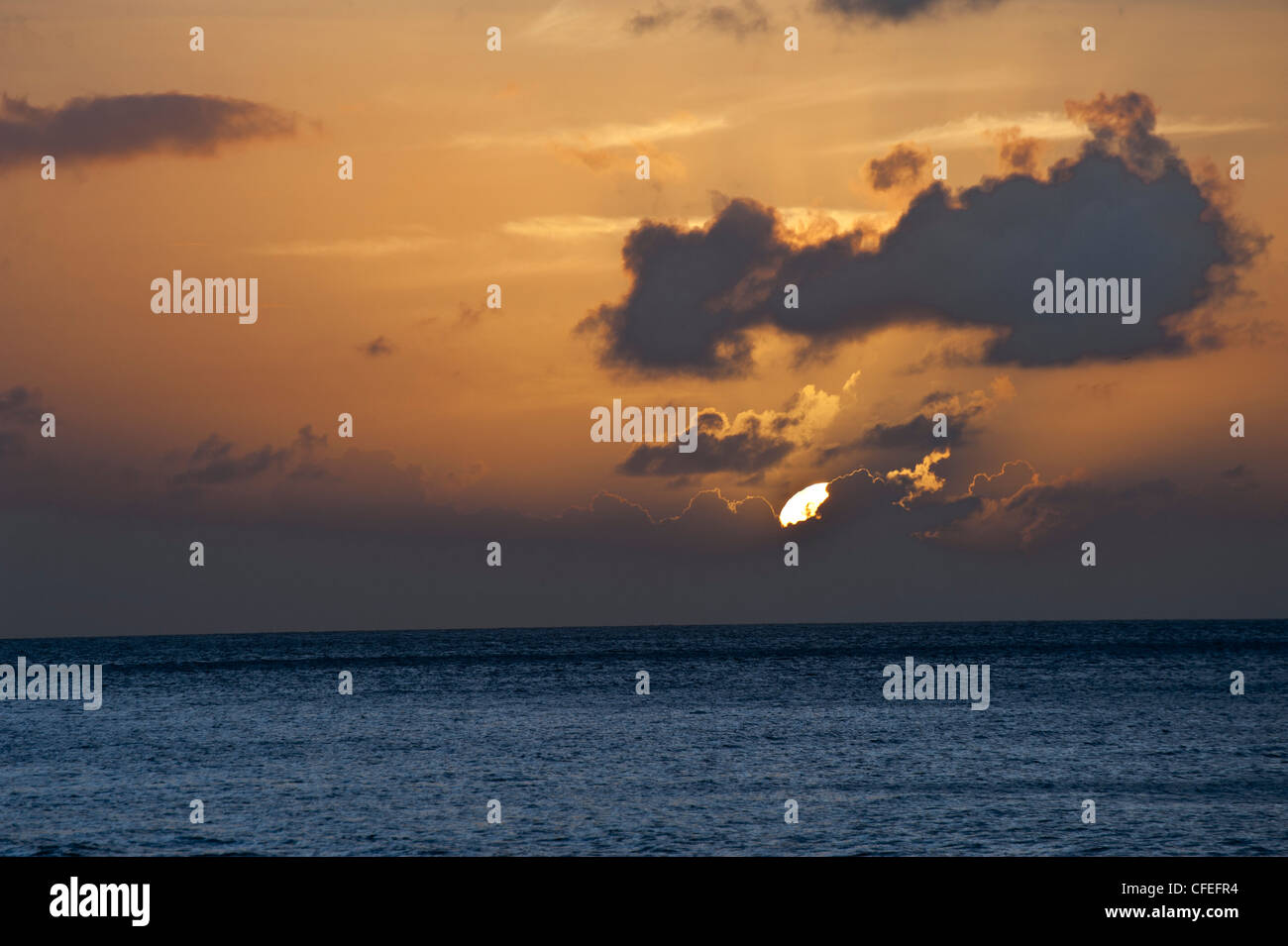 Tramonto spettacolare a Grand Case, Saint Martin (Francese Saint-Martin; Olandese: Sint Maarten) un'isola del nord-est dei Caraibi Foto Stock