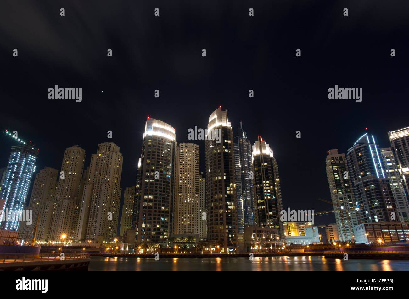 Marina di Dubai skyline notturno, Unite Emirati Arabi, Medio Oriente Foto Stock