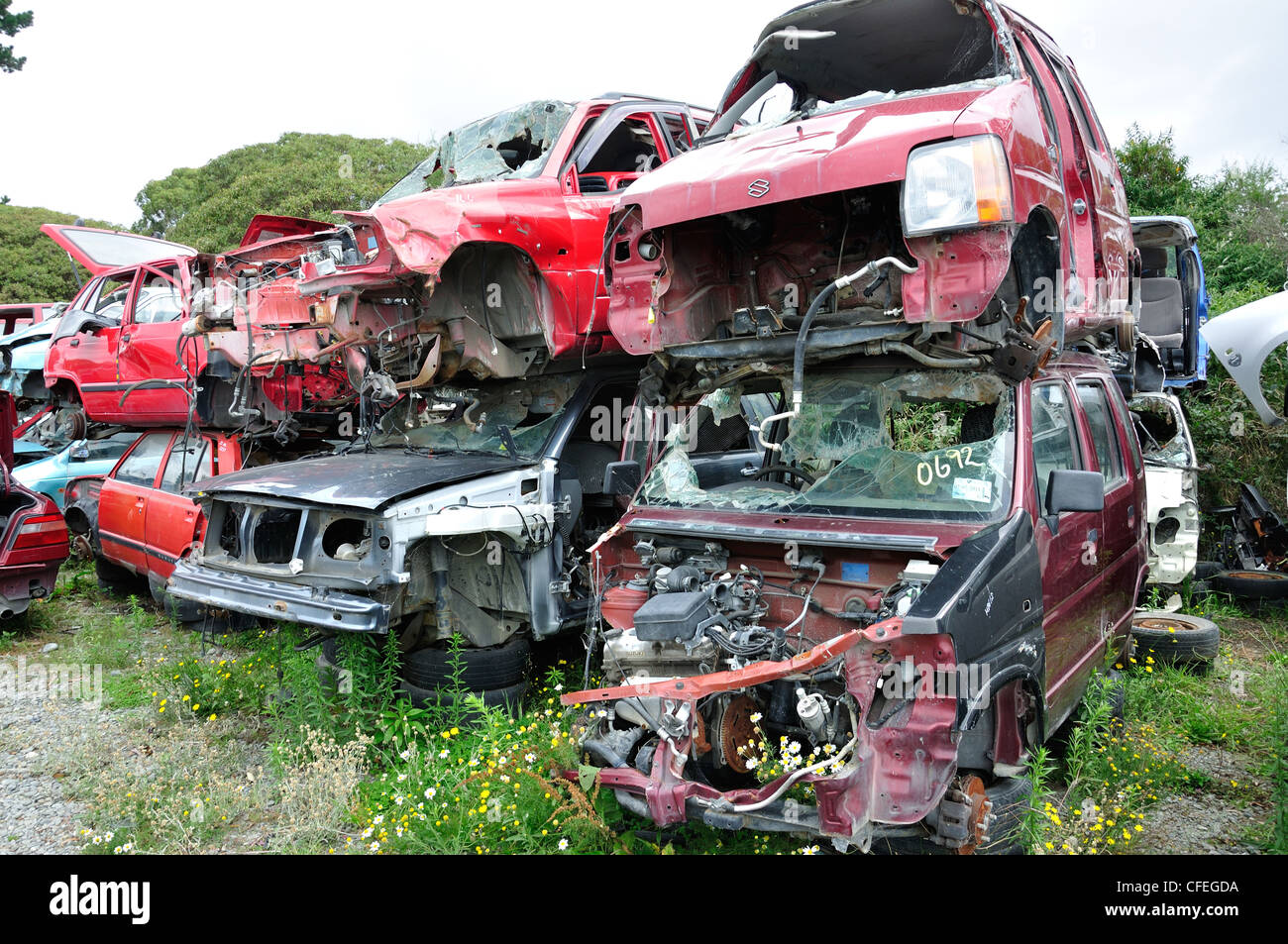 Vetture demolite impilati in ricambi auto cantiere in Lincoln, Christchurch, regione di Canterbury, Isola del Sud, Nuova Zelanda Foto Stock