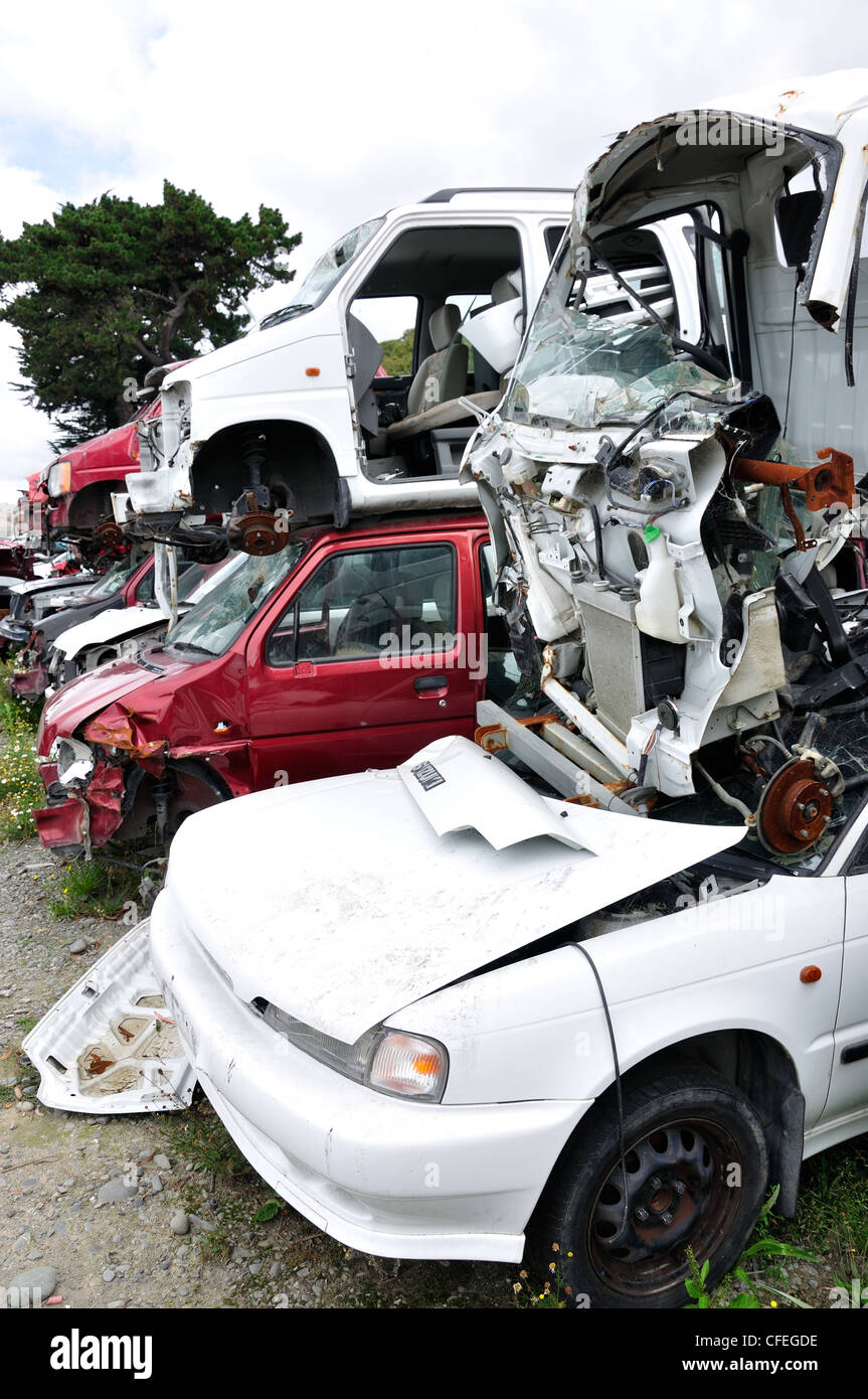 Vetture demolite impilati in ricambi auto cantiere in Lincoln, Christchurch, regione di Canterbury, Isola del Sud, Nuova Zelanda Foto Stock