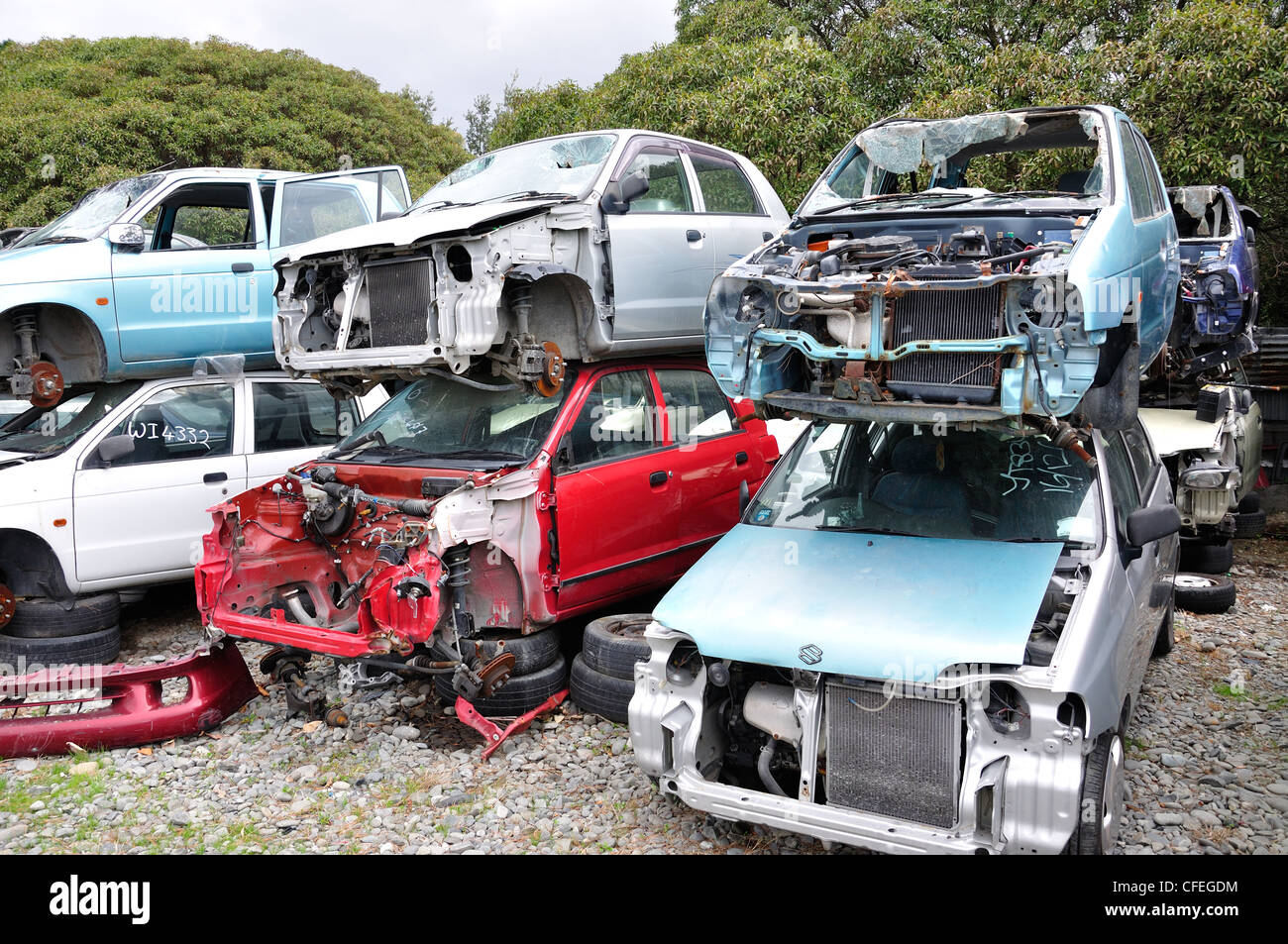 Vetture demolite impilati in ricambi auto cantiere in Lincoln, Christchurch, regione di Canterbury, Isola del Sud, Nuova Zelanda Foto Stock