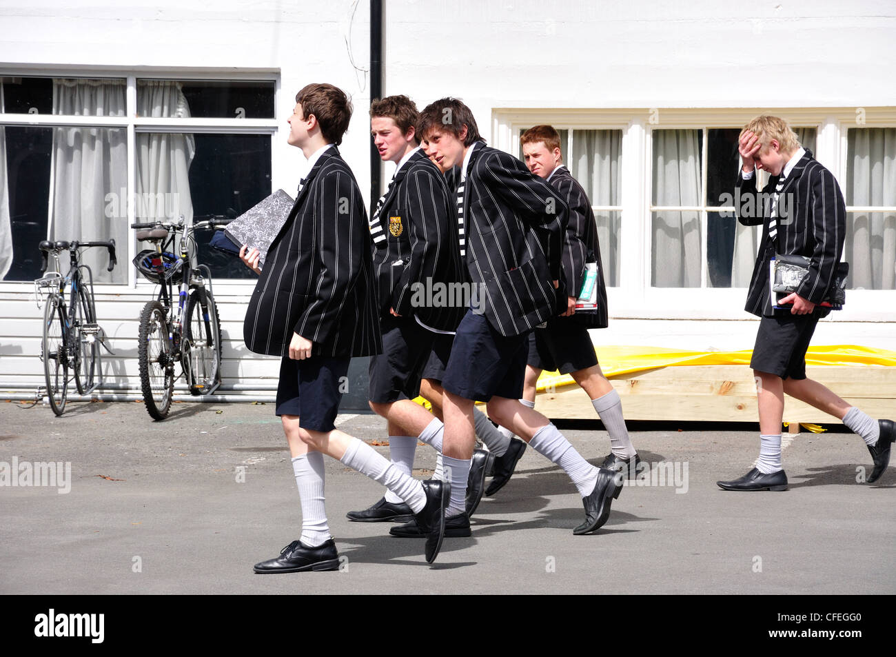 Gli alunni della classe lasciando a Cristo's College, Rolleston Avenue, Christchurch, regione di Canterbury, Isola del Sud, Nuova Zelanda Foto Stock