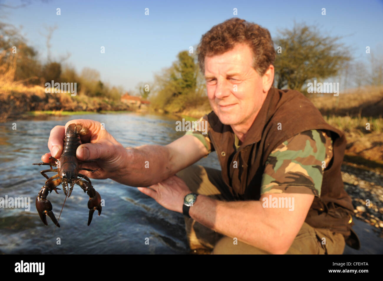 Il invasiva segnale americano gamberi pescati da John Hounslow fiume detentore sulla Kennett a Stitchcombe, WILTSHIRE REGNO UNITO 2012 Foto Stock