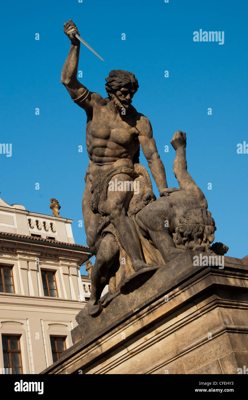 Statua fuori Praga l'ingresso al Castello di Praga Foto Stock