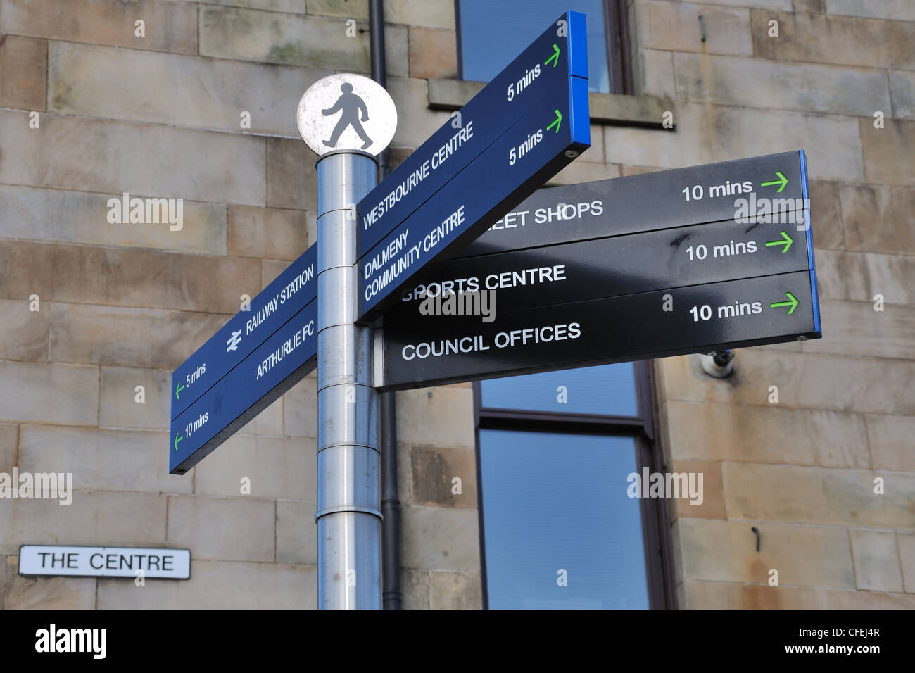 Direzione e distanza dalla segnaletica in 'Centro' Barrhead, Scozia Foto Stock