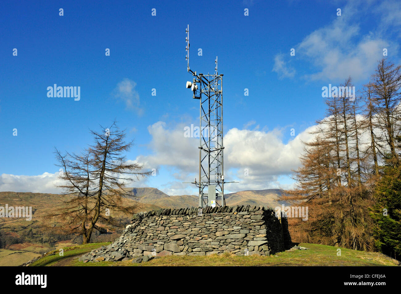 Montante di telecomunicazioni. In disuso cava di ardesia, Applethwaite comune, Parco Nazionale del Distretto dei Laghi, Cumbria, Inghilterra, Regno Unito, Europa. Foto Stock