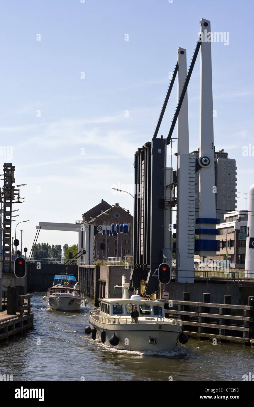 Il passaggio di navi di sollevamento a ponti e bloccato in attraverso il lock-gate - verticale Foto Stock