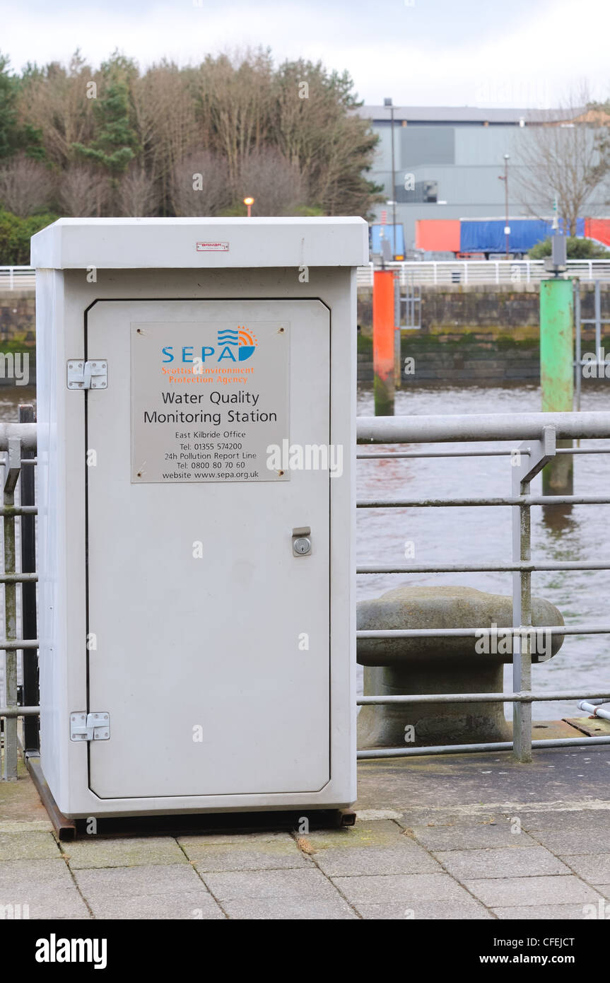 Scottish Agenzia per la protezione ambientale, la SEPA, qualità delle acque della stazione di monitoraggio sulle rive del fiume Clyde, Glasgow, Scozia Foto Stock