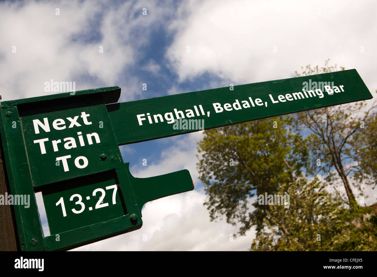 Regno Unito, Inghilterra, Yorkshire, Leyburn, Wensleydale piattaforma ferroviaria, il prossimo treno per Finghall, Bedale, Leeming Bar segno Foto Stock