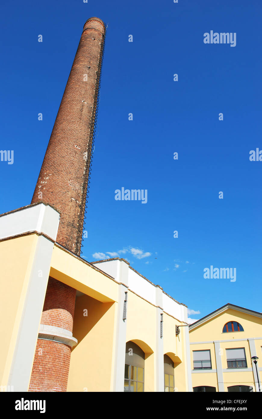 Industriale antico camino in mattoni sul cielo blu Foto Stock