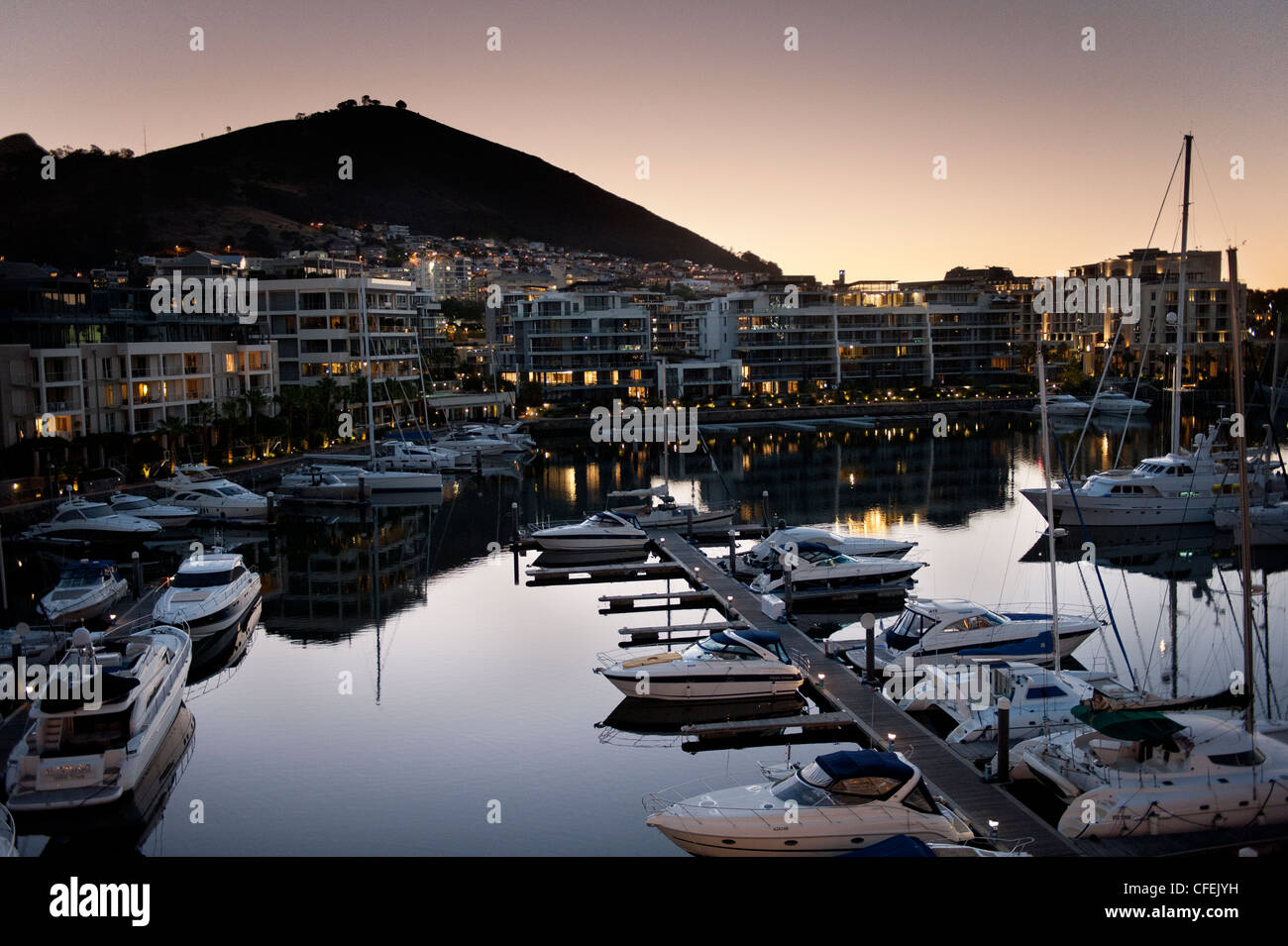 Inizio serata Table Mountain da Cape Grace Hotel presso il Victoria and Alfred Waterfront Foto Stock