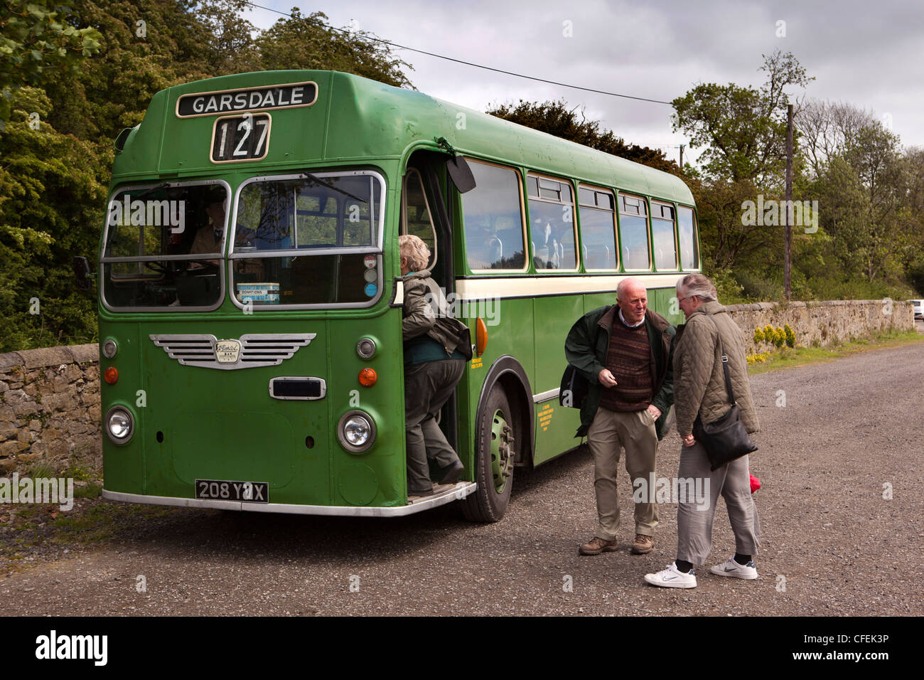 Regno Unito, Inghilterra, Yorkshire, stazione Redmire, Wensleydale Railway imbarco passeggeri vintage bus di Bristol Foto Stock