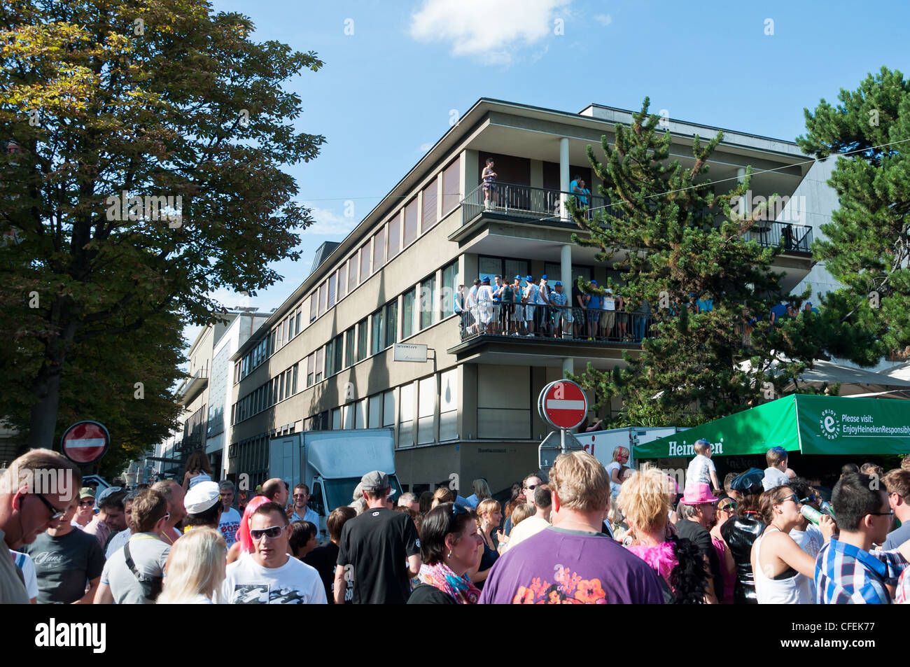 Edificio pieno di gente a ballare durante la Street Parade 2011 a Zurigo. Foto Stock