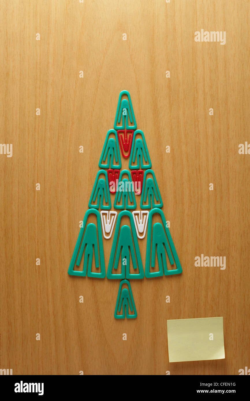 Ornamenti di albero di Natale composti di quindici graffette Foto Stock