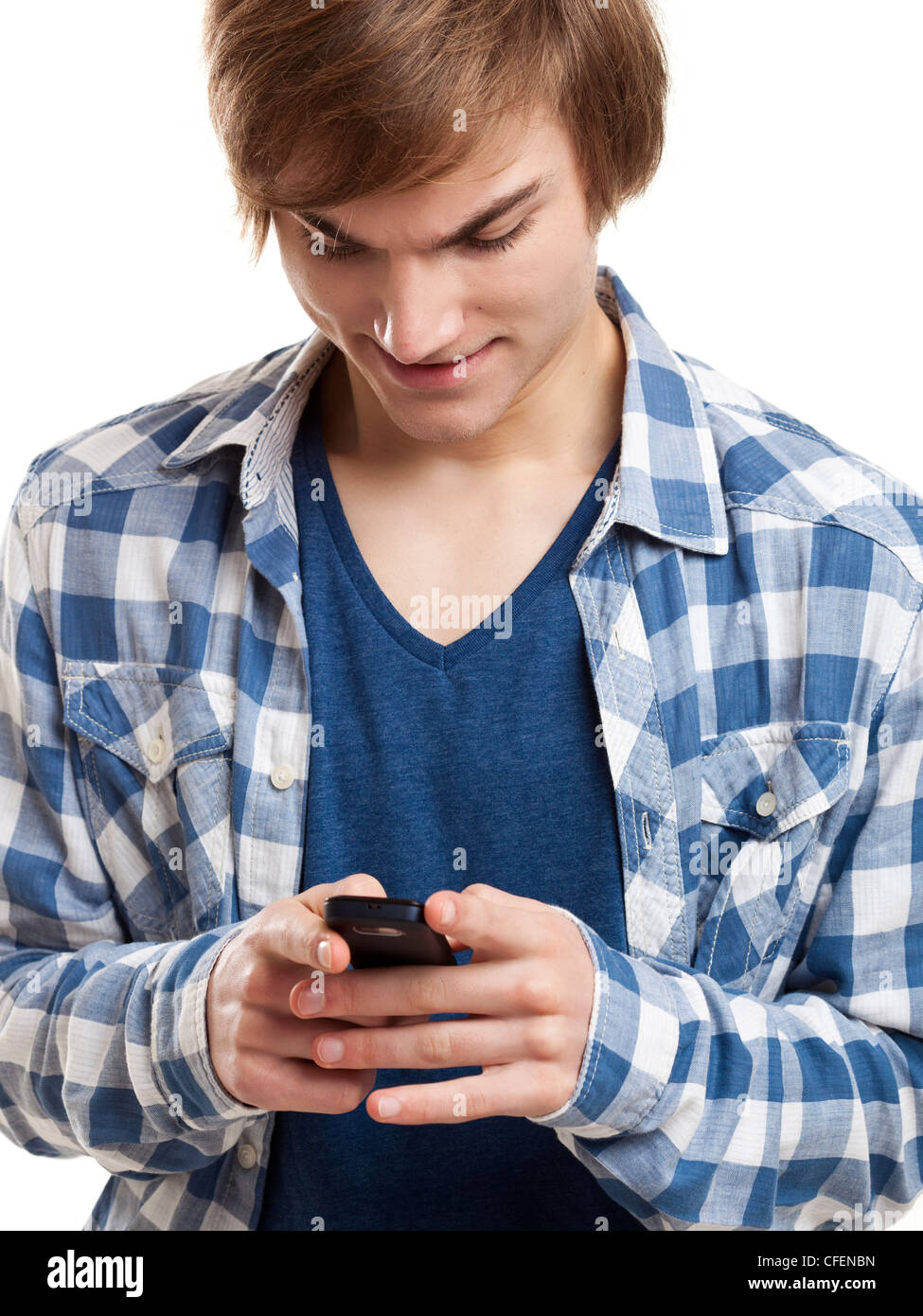 Ritratto di bel giovane l'invio di messaggi di testo con il telefono cellulare, isolato su sfondo bianco Foto Stock