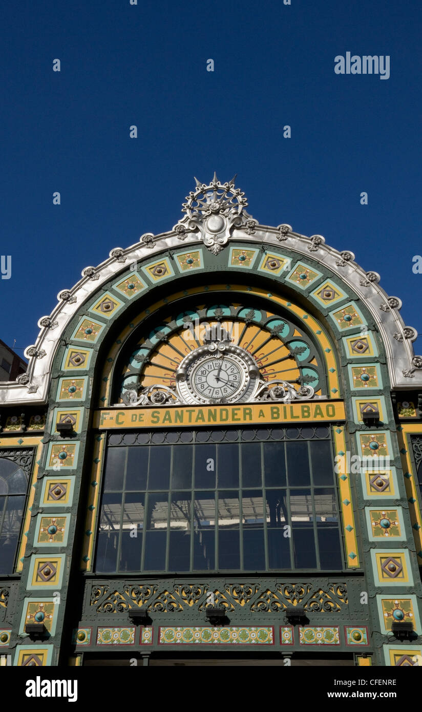 Colorata facciata della stazione ferroviaria a Bilbao Spagna Foto Stock