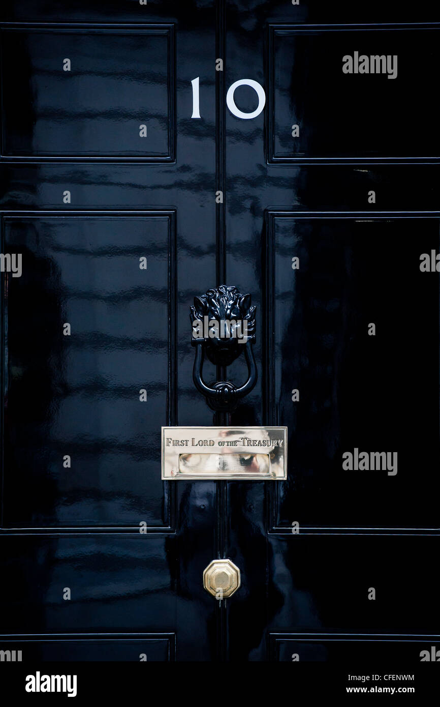 Lo sportello anteriore del numero dieci a Downing Street, Londra. E la casa del Primo ministro britannico e il primo signore del Ministero del Tesoro Foto Stock