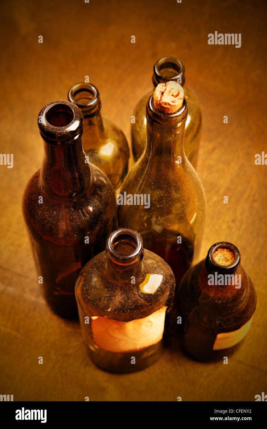 Vecchie bottiglie etichettate con liquido trasparente close-up Foto Stock