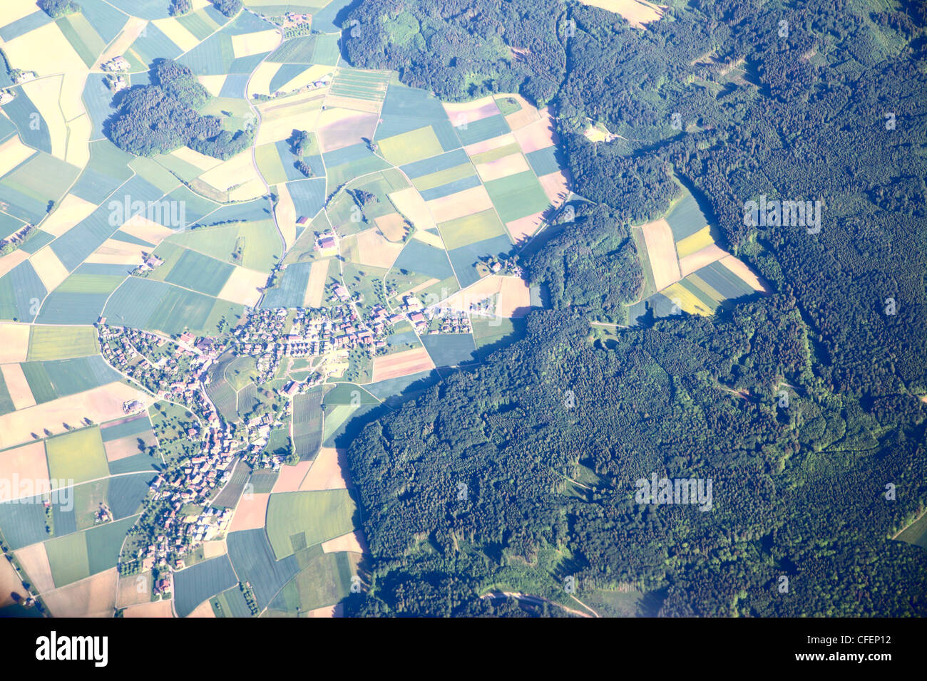 Vista aerea della piccola cittadina vicino a forest Foto Stock
