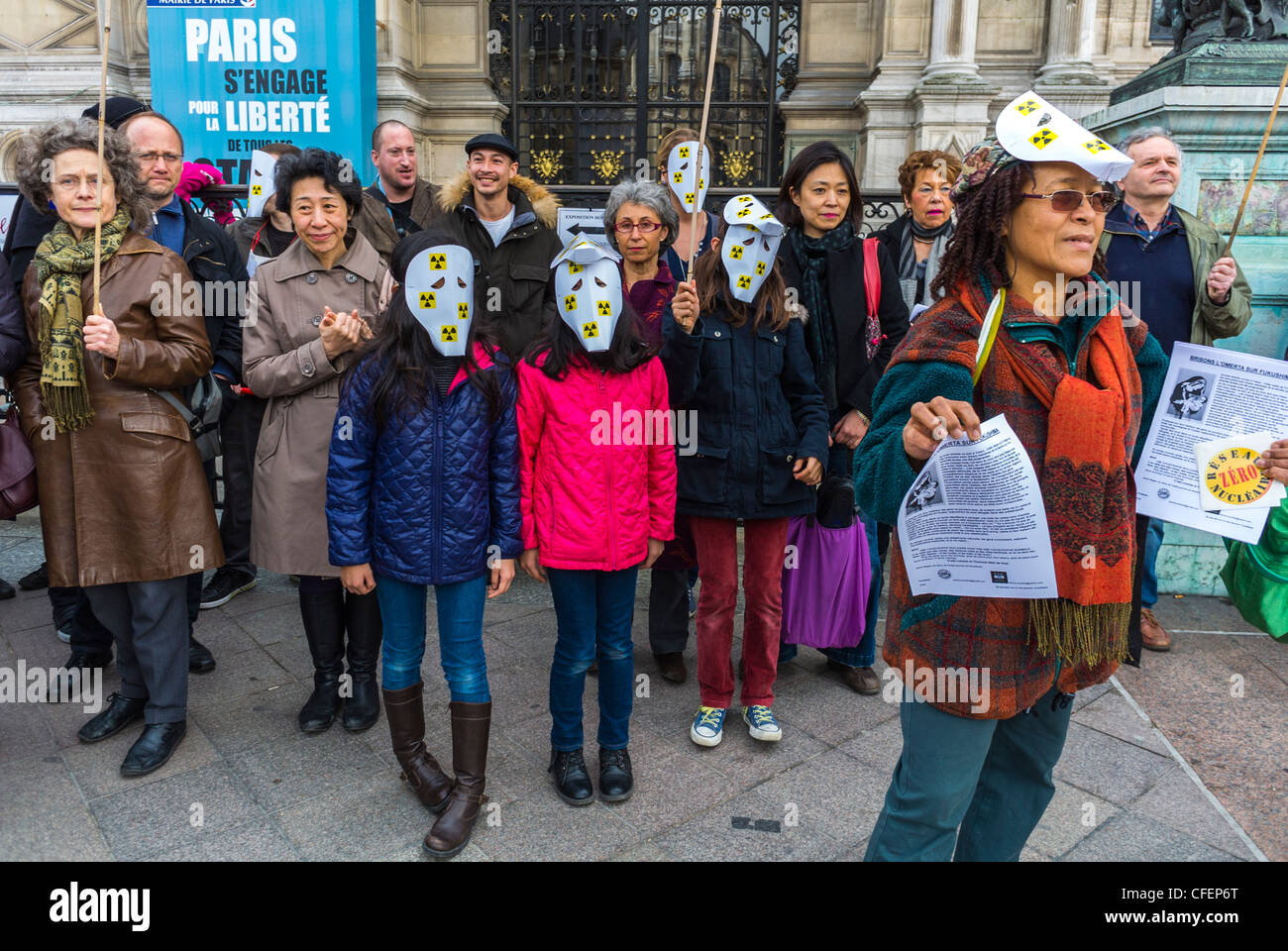 Parigi, Francia, attivisti anti-nucleare che manifestano in occasione dell'anniversario del disastro di Fukushima, gruppi giapponesi di bambini alle proteste, in posa con maschere facciali, protesta familiare famiglia multigenerazionale Foto Stock