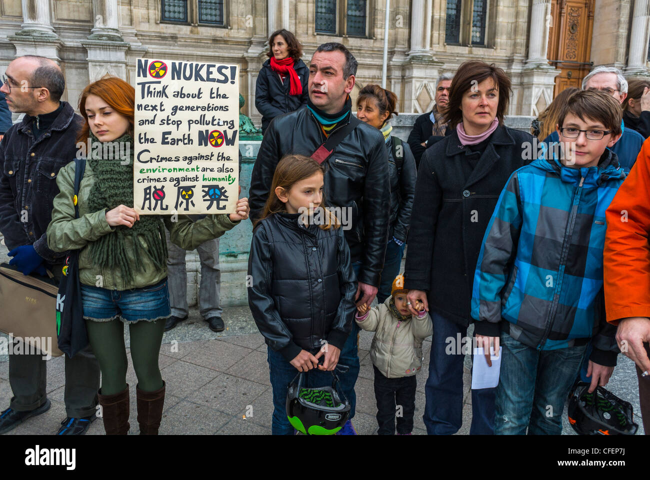Parigi, Francia, attivisti anti-nucleare che manifestano sull'anniversario del disastro di Fukushima, protesta francese bambini in protesta, donne clima famiglia multigenerazionale Foto Stock