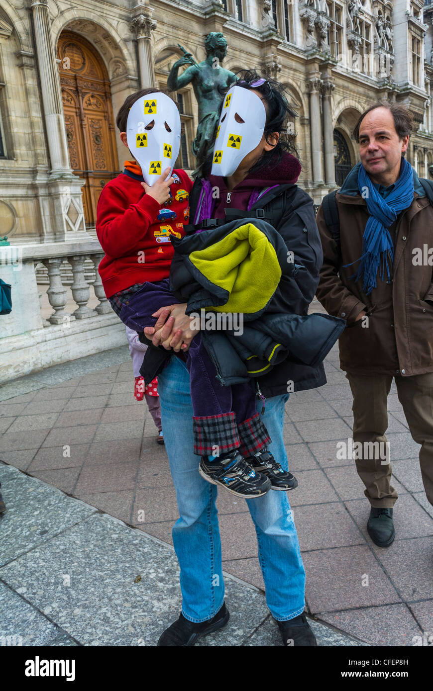 Parigi, Francia, Anti Nucleare gli attivisti dimostrando su anniversario della catastrofe Fukushima, famiglia francese con maschere viso Foto Stock