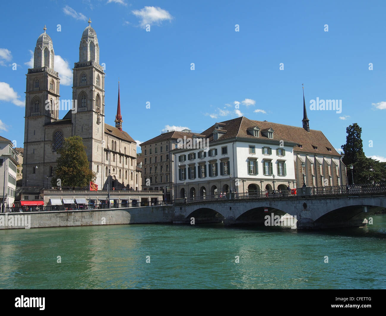 Il centro di Zurigo con la grande Minster (Grossmünster) e il Museo Helmhaus presso il fiume Limmat Foto Stock