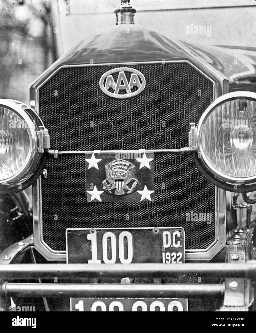 Griglia anteriore, paraurti e fari anteriori del Presidente Harding l'automobile, che mostra la guarnizione, targhe e American Automobile Association insignia per la contea di Marion, Ohio capitolo, 1922 Foto Stock